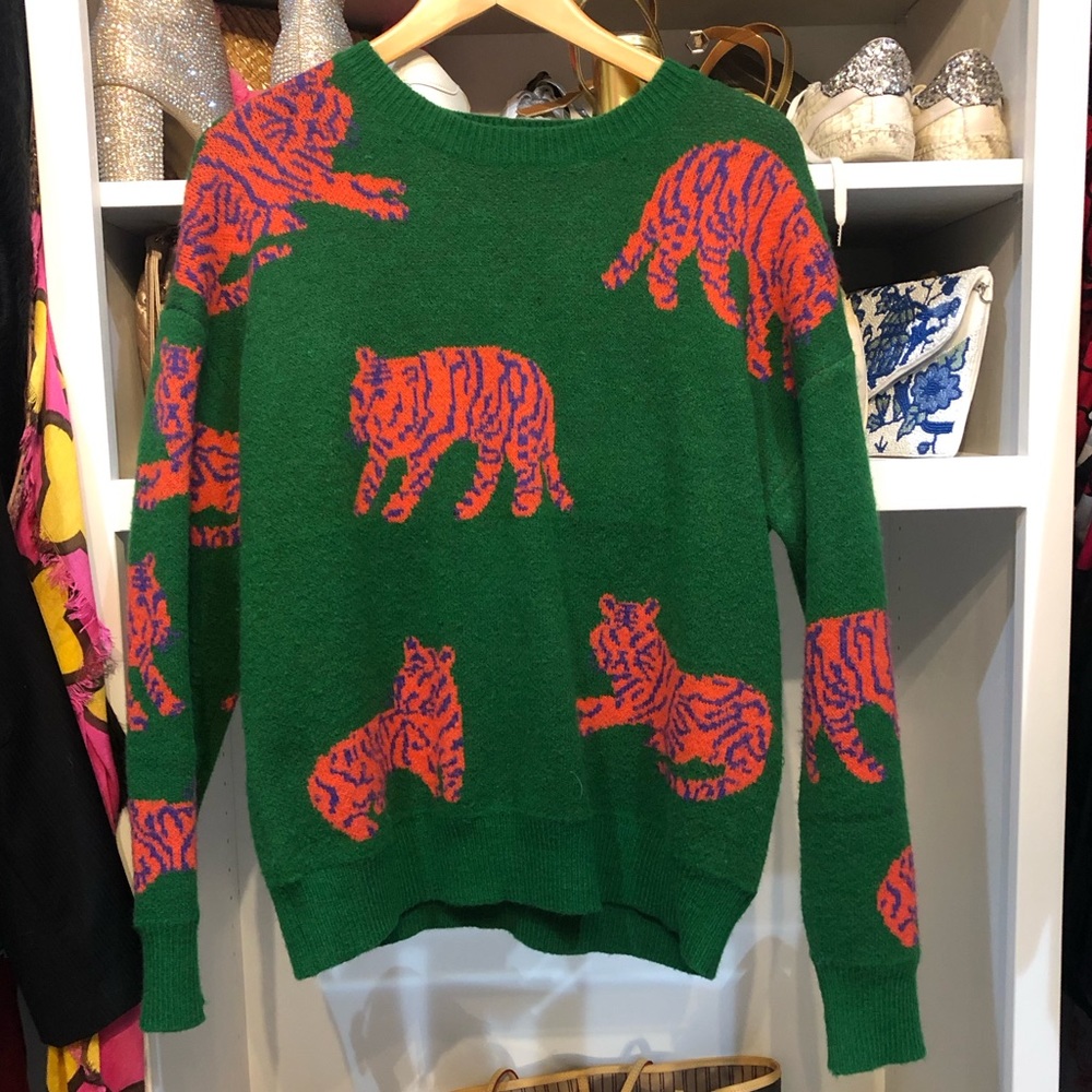 Cheetah print sweater minimal wear good condition colorful, comfortable & warm